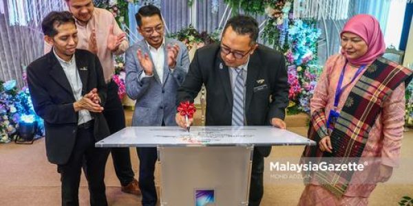 Pegawai Pemantau Operasi Datumcorp, Tengku Khairil Azwan Tengku Abd. Samad (tiga kiri) menyaksikan Pengarah Bahagian Pembangunan Pakej Tourism Malaysia, Mohd Roslan Abdullah (dua kanan) melakukan gimik perasmian Malaysia Datum Cultural Centre (MDCC) yang akan menarik tumpuan pelancong dalam dan luar negara tentang kebudayaan kaum di Malaysia ketika di Datum Jelatek, Kuala Lumpur. Foto MOHD ADZLAN, 06 MAC 2024.